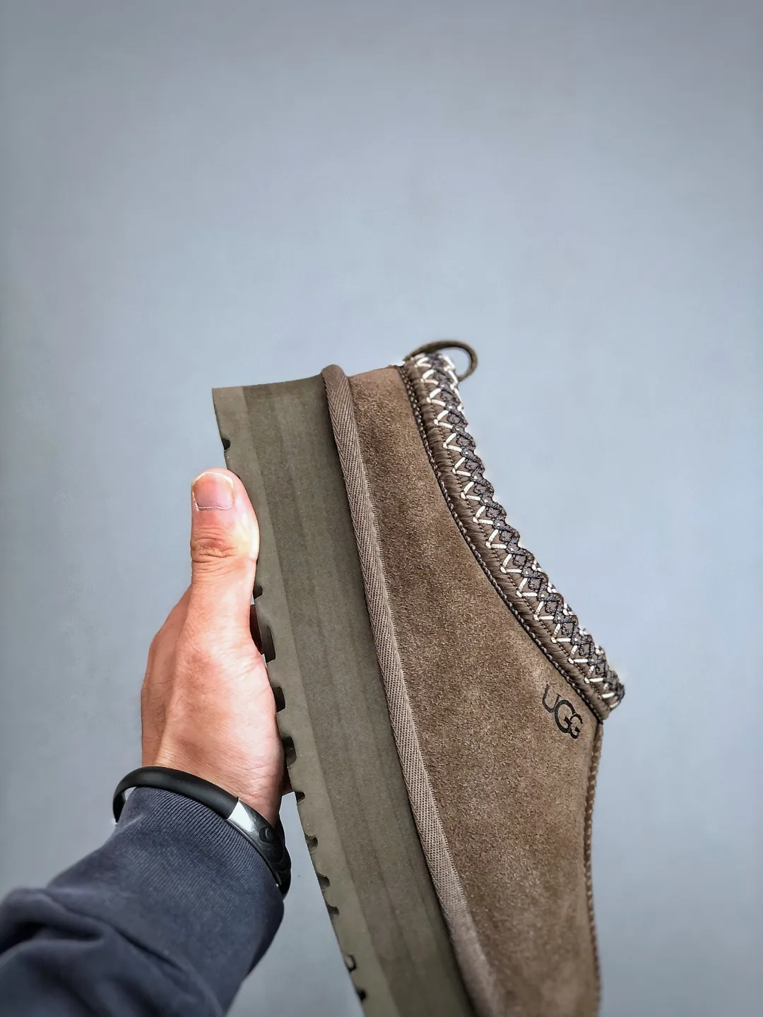Local self-pickup💰560 supports store placement. The top version on the market. UGG Tazz ethnic style thick-soled women's model. Xiaohongshu's hot model. Produced by a major foreign trade factory in Guangzhou. From toe to insole, genuine sheep fur. Independent outer box packaging. Chip. With waterproof technology. Differentiating from any version on the market. 5cm thick sole. Independently developed original outsole. Cashmere insole. Keep warm when going out in winter. It is a very suitable choice for home use. In the new year, uug has launched a style series, which is partially biased towards the preferences of young consumers. It has also moved to the forefront of fashion trends. Shoe body material. Water-repellent coated suede upper. 17mm UGGPURE™ implanted wool insole. Lightweight non-slip and comfortable rubber outsole. With brand LOGO. With full packaging. Size: 35-40